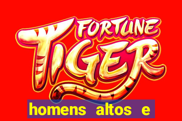 homens altos e magros pelados